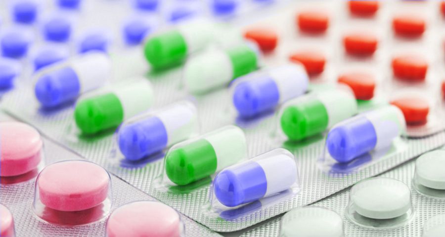 Les Pilules Tombent D'une Capsule Médicale Dans Une Bouée De Sauvetage